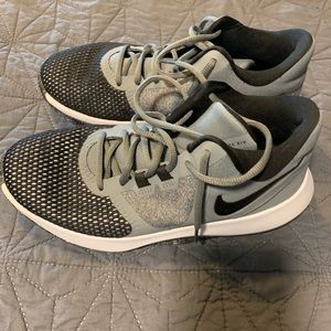 Women’s basketball shoes